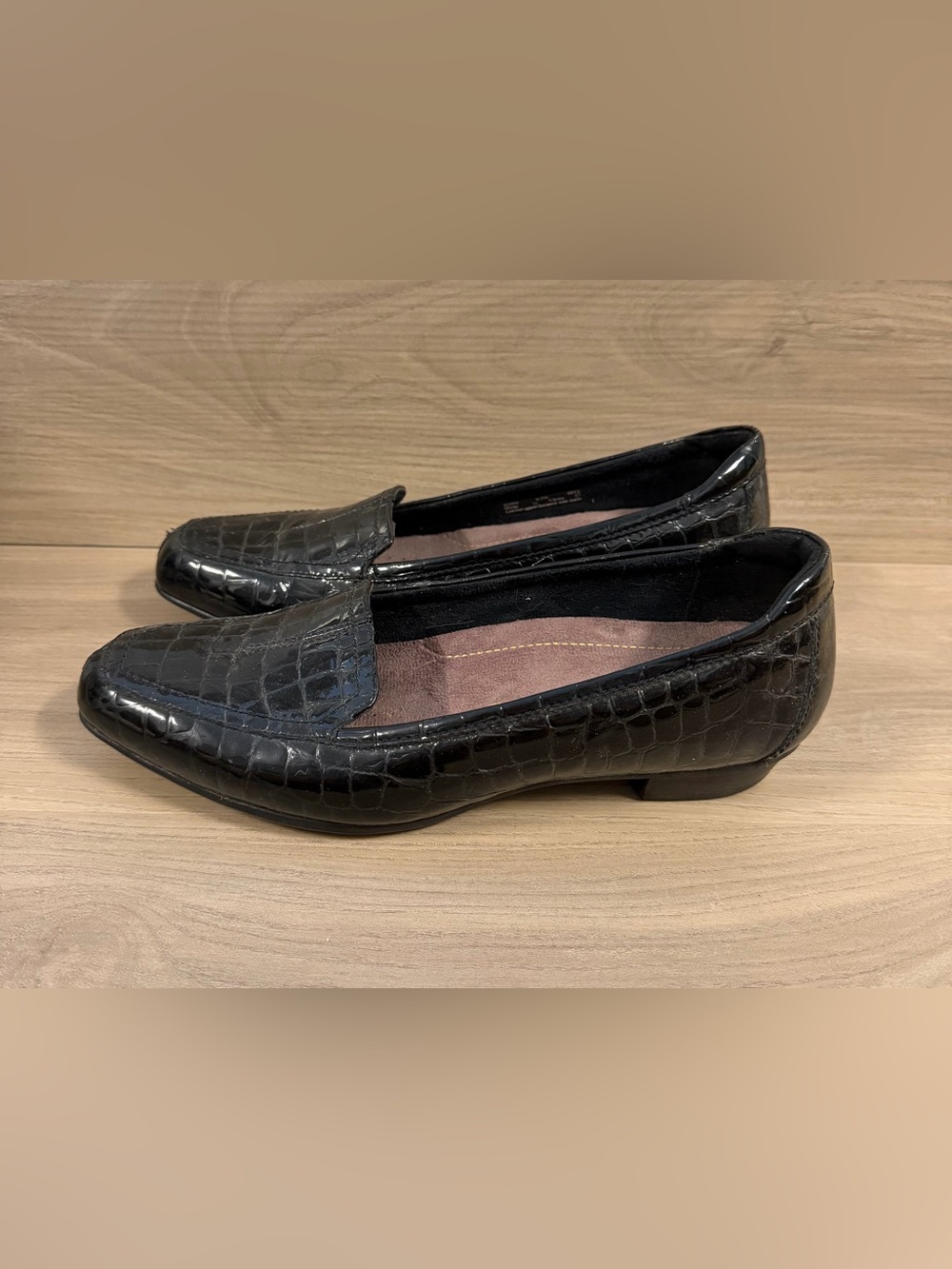 Clarks Everyday Shoes Womens Size 8.5 W Black Patent Loafers Croc 82699